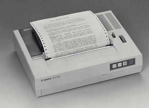 Der erste Canon-Drucker mit „Bubble-Jet“-Tintenstrahltechnik hieß BJ-80, erreichte eine Auflösung von 180 dpi und druckte ausschließlich Schwarz-Weiß.