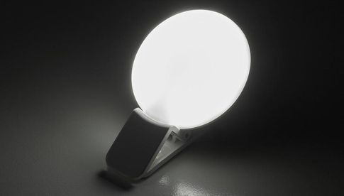 Basetech Selfie Light: Neun regelbare LEDs und ein Diffusor sorgen für weiches Licht