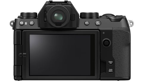 Fujifilm X-S10: Der Monitor der Kamera ist mittels eines Drehgelenks auch zur Seite und nach vorn schwenkbar. Für die Menüsteuerung gibt es einen Acht-Wege-Joystick.