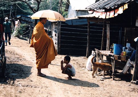 Thomas Billhardt, Kambodscha, Bettelmönch im Slum, Suan Chek, 2008