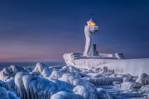 Cewe Photo Award 2021: „Eingefrorener Leuchtturm“ von Manfred Voss