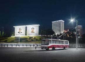 Eddo Hartmann, Trolley Bus, Somun Street, Pyongyang, 2015. Aus der Serie „Setting the Stage“, Pyongyang, North Korea, 2014-2017 © Eddo Hartmann.