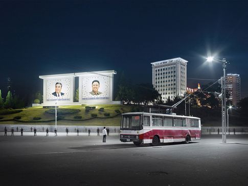 Eddo Hartmann, Trolley Bus, Somun Street, Pyongyang, 2015. Aus der Serie „Setting the Stage“, Pyongyang, North Korea, 2014-2017 © Eddo Hartmann.