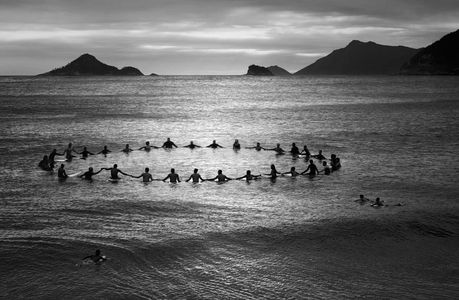 Paddle Out, Recreio dos Bandeirantes, 2013. Mit dem Ritual gedenken Surfer ihrer gestorbenen Freunde. © Olaf Heine + Courtesy CAMERA WORK