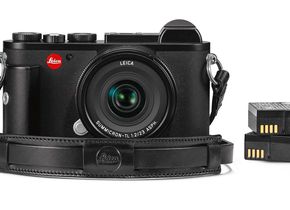 Leica CL Street Kit mit Objektiv Leica Summicron-TL 1:2/23 ASPH., Handgriff, zweitem Akku und einem Ledertrageriemen.
