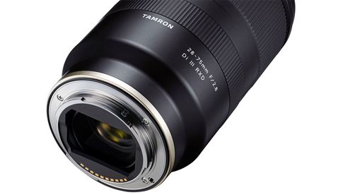 Das Tamron-Objektiv wird für das Sony-E-Bajonett mit Vollformatsensor angeboten.