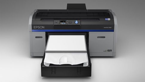Der Tintenstrahldrucker „Epson SureColor SC-F2100“ ist ein Bilderspezialist für den T-Shirt-Druck.