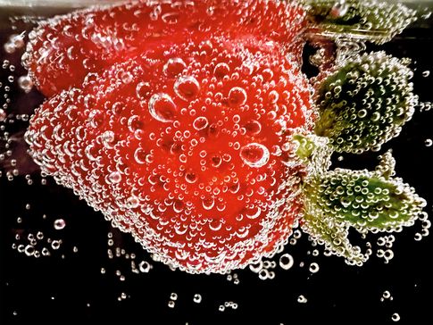 „Strawberry in Soda“ by Ashley Lee (@ashley.photo). Shot on iPhone 13 Pro.