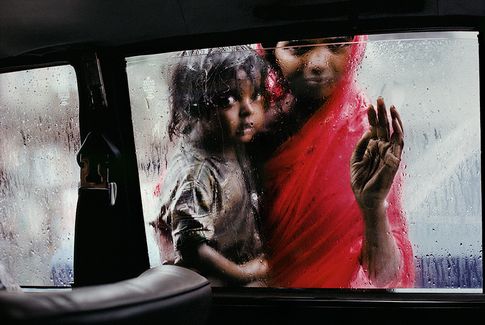 Mutter und Kind am Autofenster. Mumbai, Indien 1993, © Steve McCurry / courtesy of the Ernst Leitz Museum, Wetzlar 2021