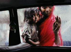 Mutter und Kind am Autofenster. Mumbai, Indien 1993, © Steve McCurry / courtesy of the Ernst Leitz Museum, Wetzlar 2021