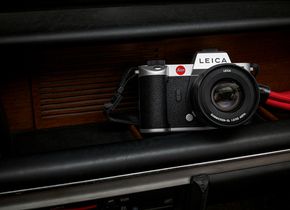 Die neue silberne Variante der Leica SL2