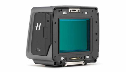 Das Hasselblad „H6D-100c Digital Back“ nimmt mit seinem 53,4 mal 40 Millimeter großen CMOS-Sensor Fotos mit 100 Megapixel auf.