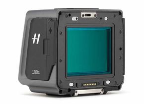 Das Hasselblad „H6D-100c Digital Back“ nimmt mit seinem 53,4 mal 40 Millimeter großen CMOS-Sensor Fotos mit 100 Megapixel auf.