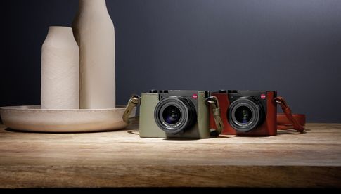 Für die Leica Q3 bietet der Hersteller unter anderem farbige Lederprotektoren an.