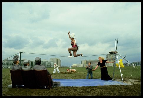 Ulrike Ottinger: Zirkus in Gropiusstadt, Kontext Bildnis einer Trinkerin, Berlin 1979, Colorprint (Diapositiv), 70 × 100 cm © Ulrike Ottinger