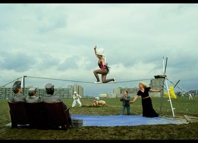 Ulrike Ottinger: Zirkus in Gropiusstadt, Kontext Bildnis einer Trinkerin, Berlin 1979, Colorprint (Diapositiv), 70 × 100 cm © Ulrike Ottinger