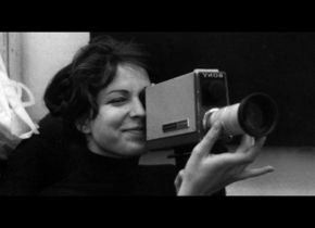 Die Feministin Carole Roussopoulos engagierte sich politisch und filmte mit einer tragbaren Videokamera, einer für die damalige Zeit völlig neuen Technik. © Les Films de la Butte
