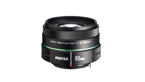 Kostenlos beim Kauf ausgewählter Pentax-Kameras: das Objektiv smc PENTAX_DA 50 mm F1,8