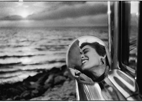Leica Galerie Stuttgart / © Elliott Erwitt MAGNUM Photos USA Santa Monica. California. 1955