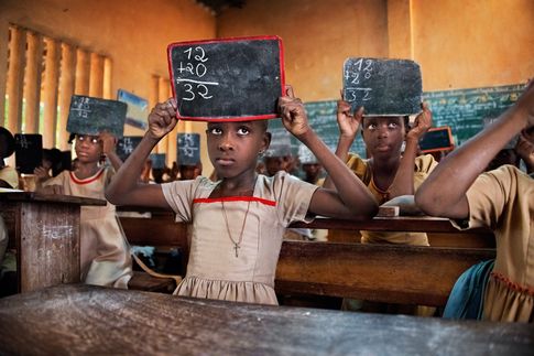 Aus dem Matheunterricht an einer togolesischen Grundschule. Lomé, Togo, 2017. © Steve McCurry / Knesebeck Verlag.