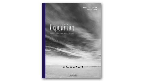 Klaus Fengler, Tom Dauer: Expedition. Aufbruch ins Ungewisse. Knesebeck 2021, ISBN 978 3 95728 512 6.
