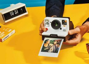 Polaroid „OneStep 2“: Moderne Polaroid-Sofortbild-Kamera mit klassischen Design