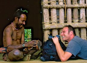 Von den Papua wird der französische Fotograf Marc Dozier (re.) nur „Der Clown mit der Kamera“ genannt. © Marc Dozier