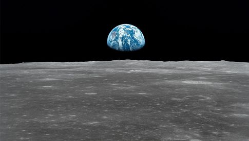 Auch Bilder der NASA sind in der Ausstellung im Planetarium Hamburg zu sehen. Diesen Anblick der über dem Mond aufgehenden Erde haben bislang nur zwölf Menschen gesehen.