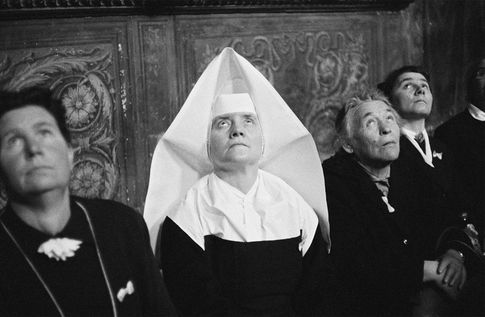 Besucher in der Sixtinischen Kapelle im Vatikan 1956 © Thomas Höpker und MAGNUM-Photos