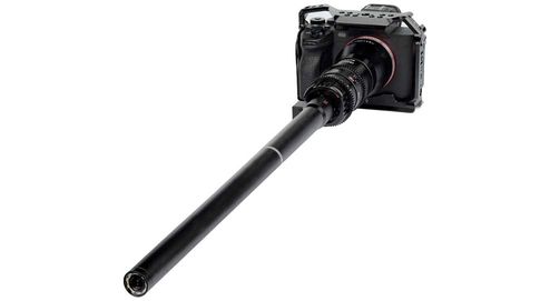 An APS-C-Kameras entspricht die Brennweite des Objektivs 28 Millimetern bei einem Vollformatsensor.