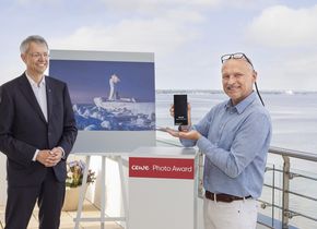 Manfred Voss (r.), Gesamtsieger beim Cewe Photo Award 2021, bei der Preisübergabe durch Dr. Christian Friege, Vorstandsvorsitzender bei Cewe.