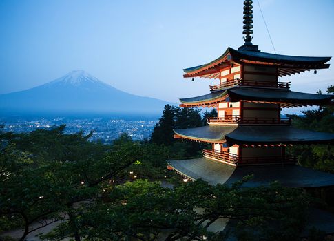 Die Stadt Fujiyoshida mit dem Fuji und der Chureito-Pagode. © ZDF/SRF/Patrick Rohr.