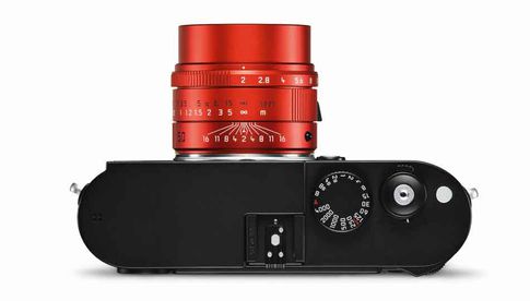 Blickfang: Das Leica APO-Summicron-M 1:2/50 mm ASPH. in Rot