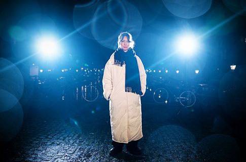 Die Nacht ist voller Magie: „Twist“-Moderatorin Bianca Hauda trifft in der Sendung Kunstschaffende, die die Nacht zum Leuchten bringen. © HR