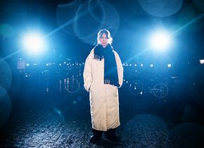 Die Nacht ist voller Magie: „Twist“-Moderatorin Bianca Hauda trifft in der Sendung Kunstschaffende, die die Nacht zum Leuchten bringen. © HR