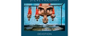 Pico Iyer, Steve McCurry: Hingabe. Prestel 2023, ISBN 978 3 7913 8013 1