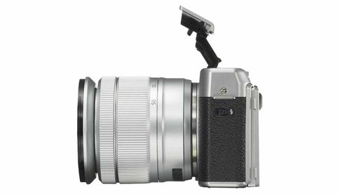 Fujifilm X-A10: Blitzgerät mit Fujifilms „Super i-Flash Technologie“ 