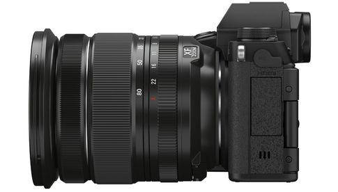 Fujifilm X-S10: Die Kamera wird als Body für 974 Euro angeboten. Mit dem hier abgebildeten Fujinon XF16-80mm F4 R OIS WR wird sie 1.462 Euro kosten.