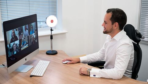 Das „Video Conferencing Kit“ von Rotolight umfasst die LED-Leuchte NEO 2 und ein verstellbares Tischstativ.