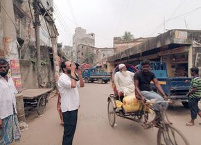 Fotograf Munem Wasif dokumentiert das Leben auf dem Land und in der Stadt, in der geschäftigen Altstadt Dhakas und den modernen Bürotürmen. © HR