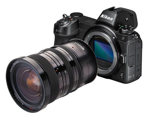 Nikon Z 7 mit Carl-Zeiss-Objektiv mit Contax-Anschluss - die Adapter von Novoflex machen es möglich.