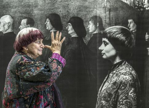 Das Bild im Bild im Bild: Agnès Varda dreht ihrem Selbstporträt von 1962 vor einem Gemälde von Gentile Bellini eine lange Nase, fotografiert von JR. ©Agnès Varda-JR-Ciné-Tamaris, Social Animals 2016