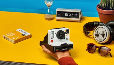 Polaroid „OneStep 2“: Moderne Polaroid-Sofortbild-Kamera mit klassischen Design