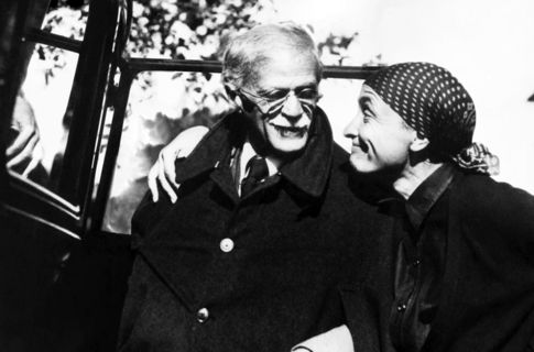 Georgia O'Keeffe und Alfred Stieglitz - die Geschichte einer dreißigjährigen Leidenschaft voller überschäumender Kreativität und erdrückender Abhängigkeit. © Bridgeman Images