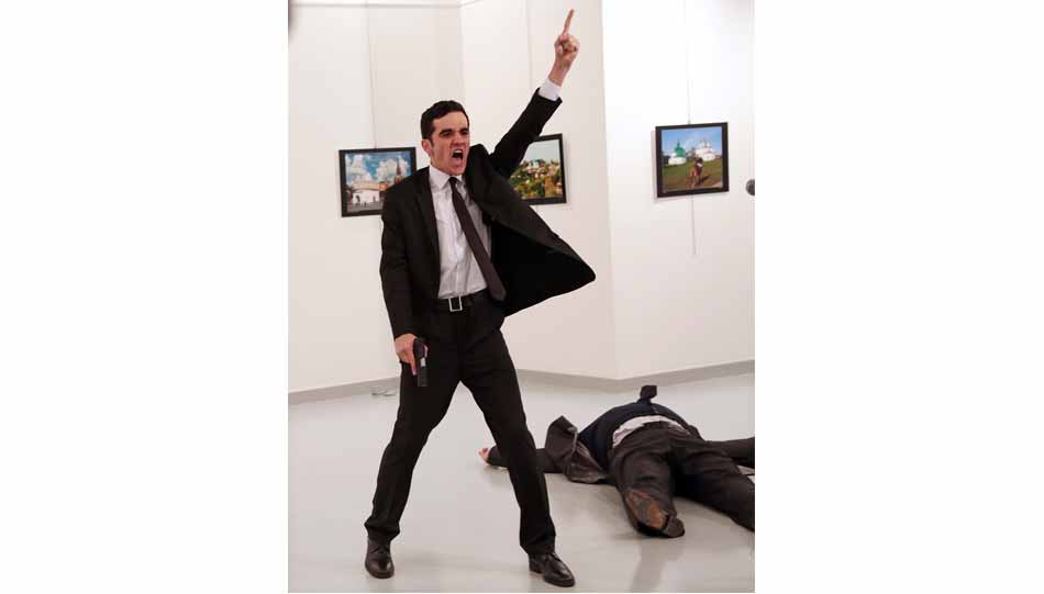 Foto: Burhan Ozbilici Mevlüt Mert Altıntaş shouts after shooting Andrey Karlov, the Russian ambassador to Turkey, at an art gallery in Ankara, Turkey. 