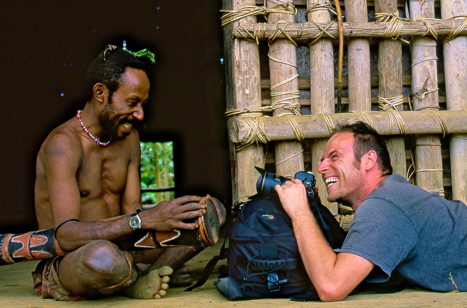 Von den Papua wird der französische Fotograf Marc Dozier (re.) nur „Der Clown mit der Kamera“ genannt. © Marc Dozier