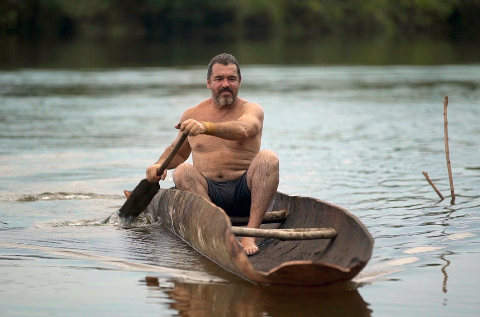 Fotograf Renato Soares darf in dem traditionellen Kanu der Yawalapiti fahren – ein großes Privileg für einen Weißen. © Lato Sensu Productions