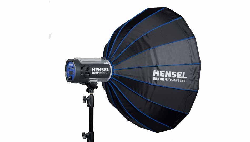 Wie ein Regenschirm wird die „Hensel Grand Mini 85“ aufgespannt und ist dank ihres integrierten Hensel-EH-Adapterrings sofort an den Blitzgeräten montierbar.