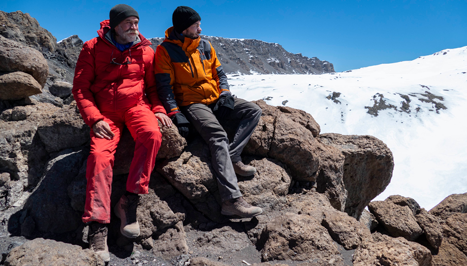 Achill und Aaron Moser am Gipfel des Kilimandscharo