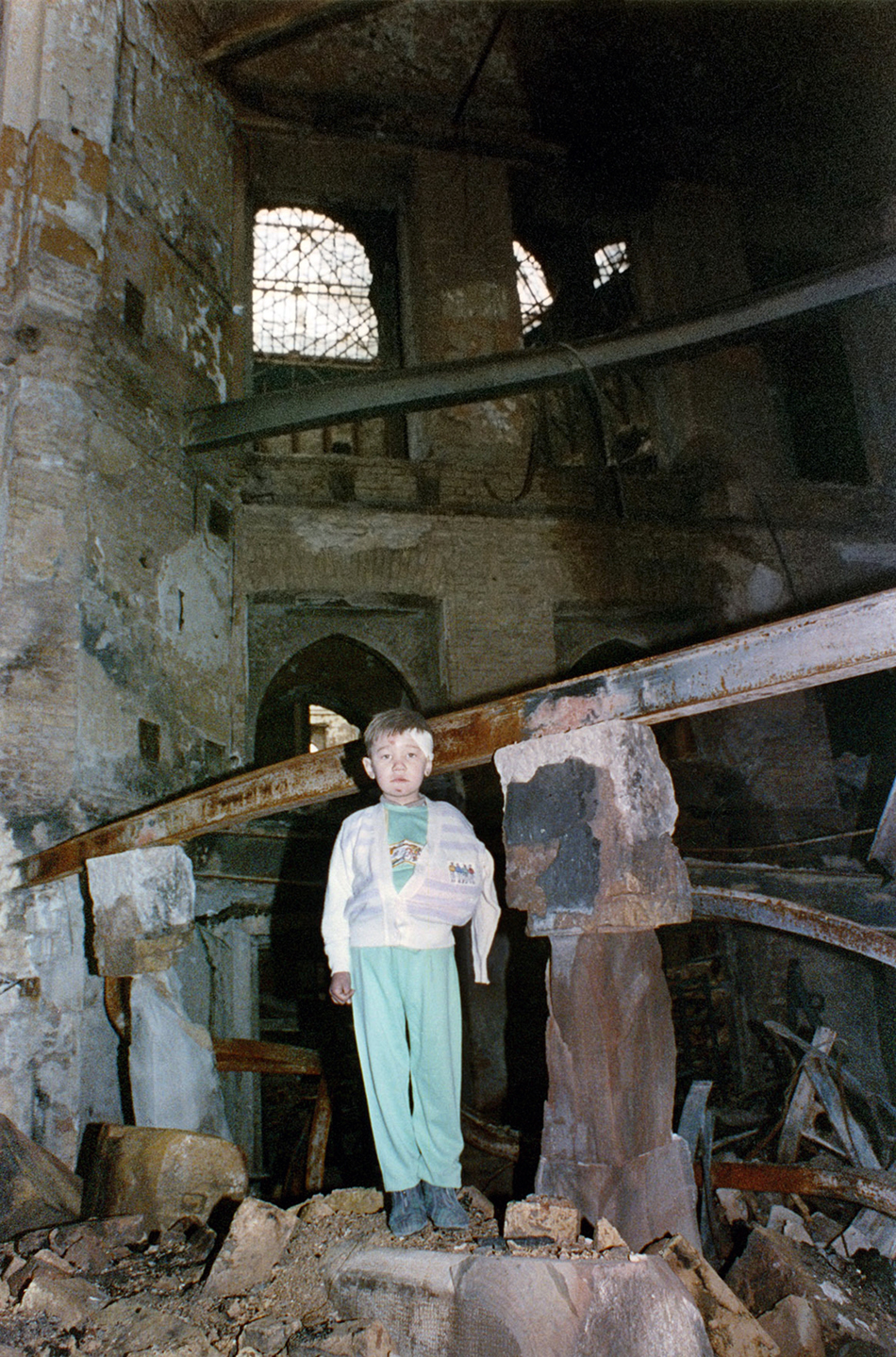 Edo Osvicic 1992 in den Ruinen der zerstörten Nationalbibliothek © Gervasio Sanchez